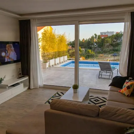 别墅 Dvori 珀德垂那