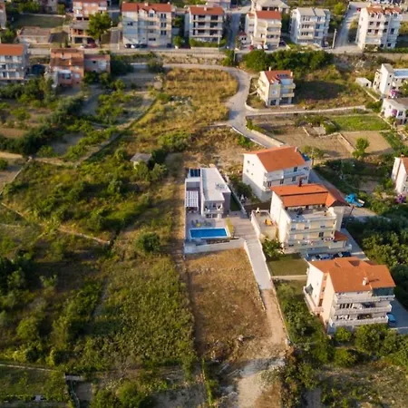 Dvori * Podstrana